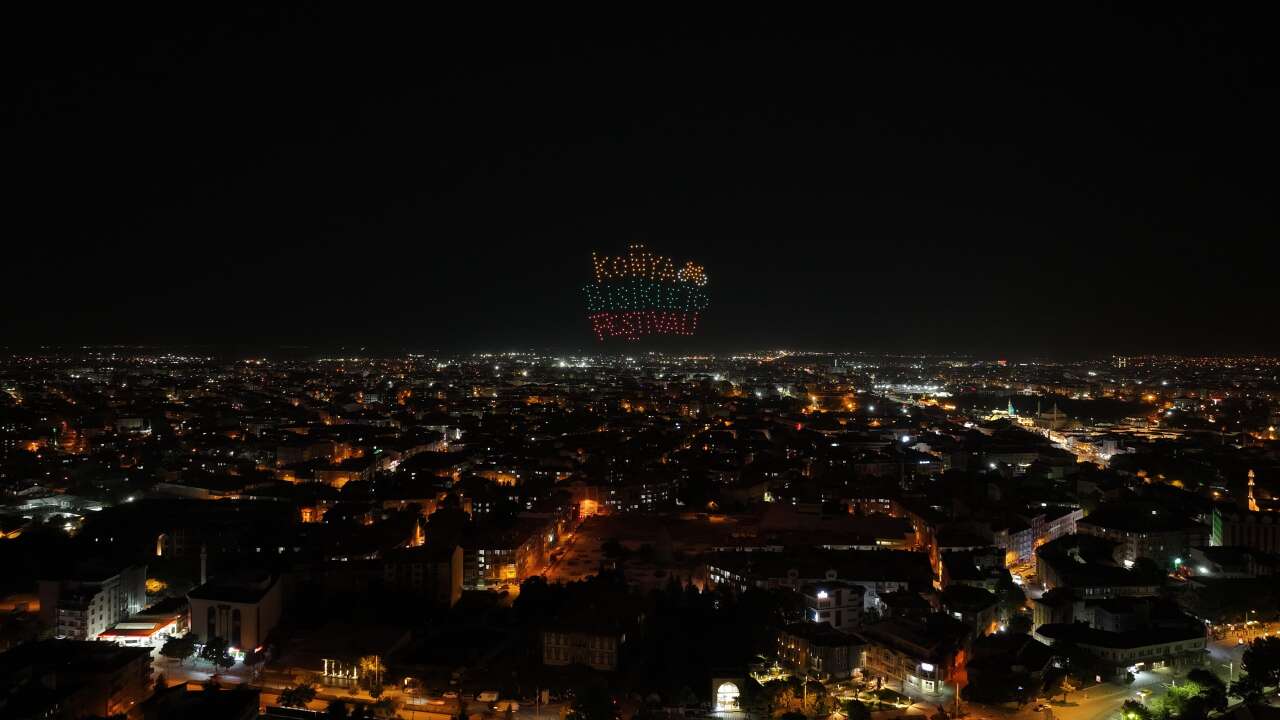 Konya Bisiklet Festivali başladı! Gökyüzünü drone’lar, tarihi yapıyı ışık gösterisi aydınlattı 11